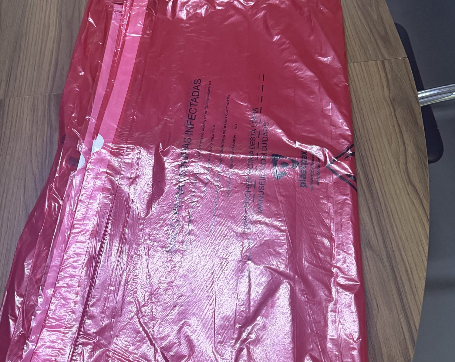 Sacos vermelhos para roupas infectadas fabricados pela Plaspax